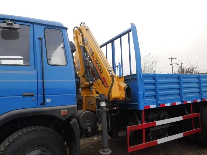 10Ton Folded Kunckle Crane  on Dongfeng 6x4 Truck