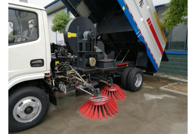 Dongfeng 4X2  4-6CBM  Road  Sweeper Trucks